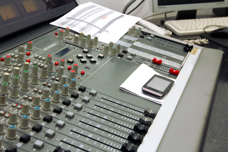 演播室需要设备：打造专业的节目制作环境